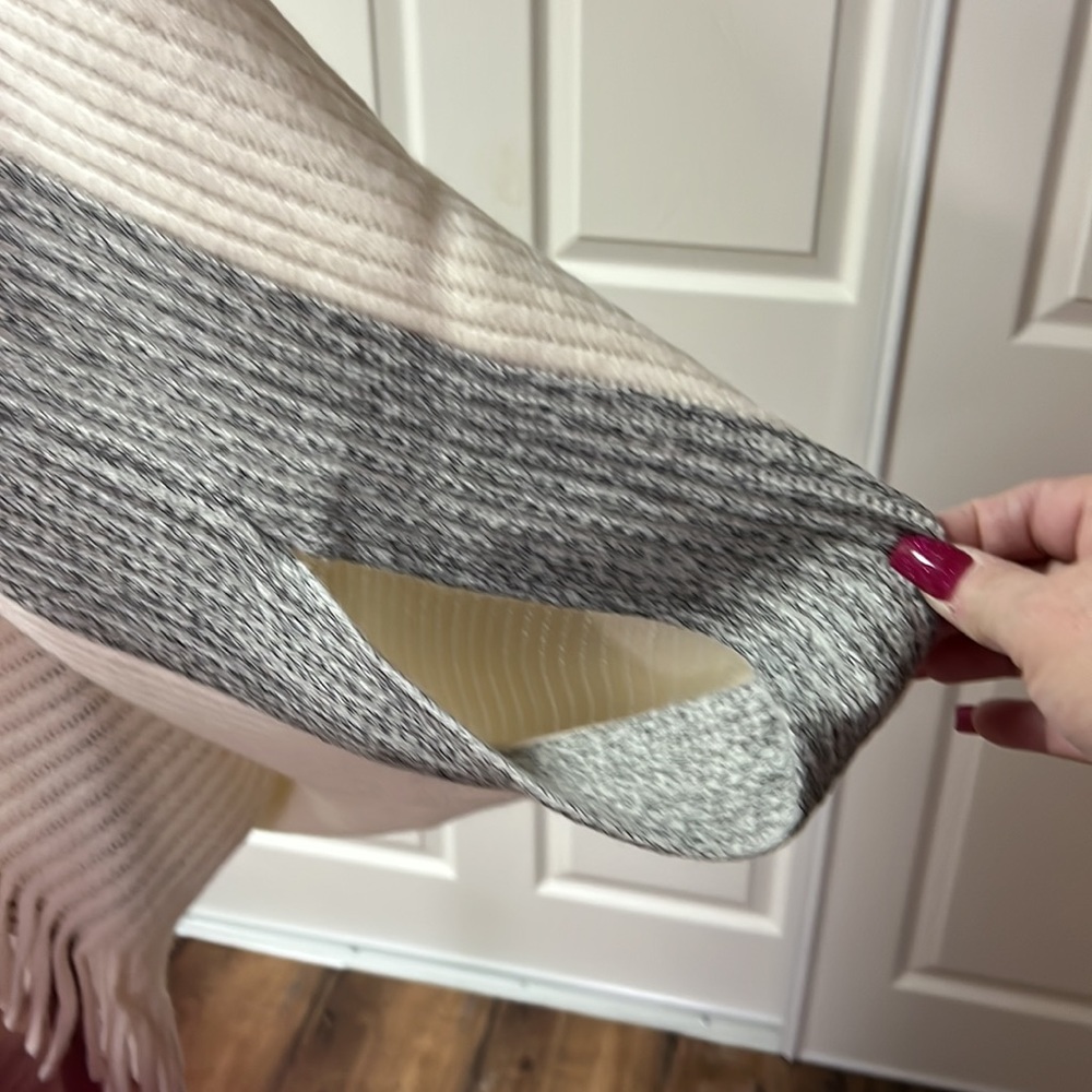 Casual Grey/White Color-block Cardigan with Faux Fur and Fringe Trim Size O/S - Picture 7 of 8